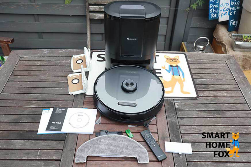 Der komplette Lieferumfang des Proscenic M8 PRO steht auf dem Boden